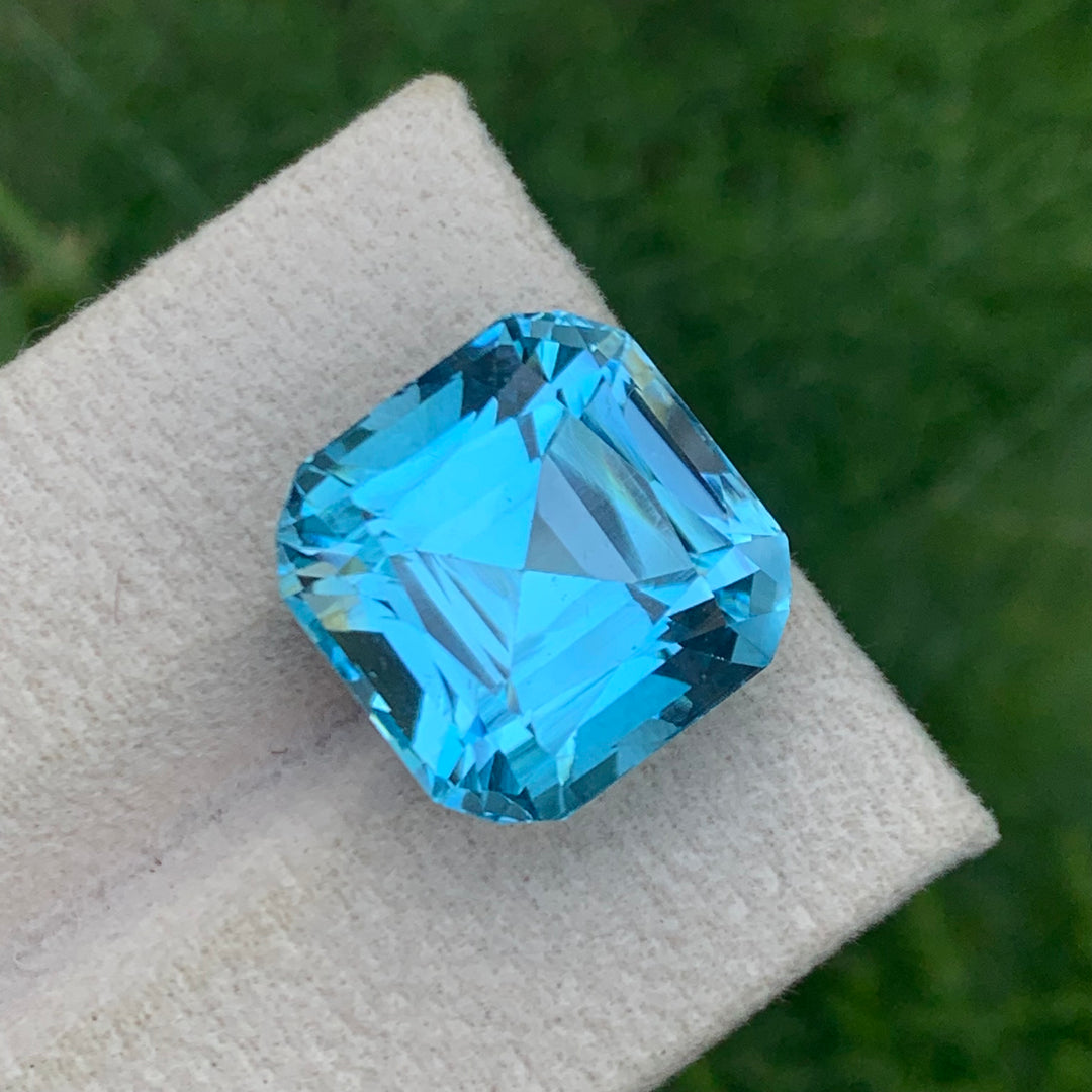 Sky Blue Topaz 14 Carats Loose Stone