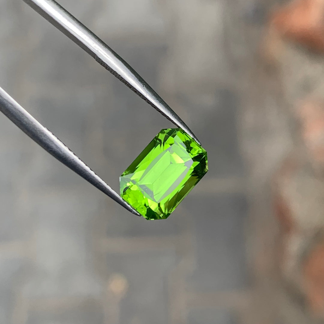 4.5 Carats Faceted Apple Green Peridot