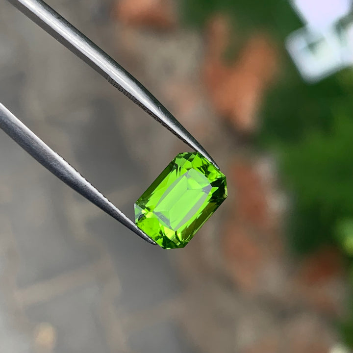 4.5 Carats Faceted Apple Green Peridot