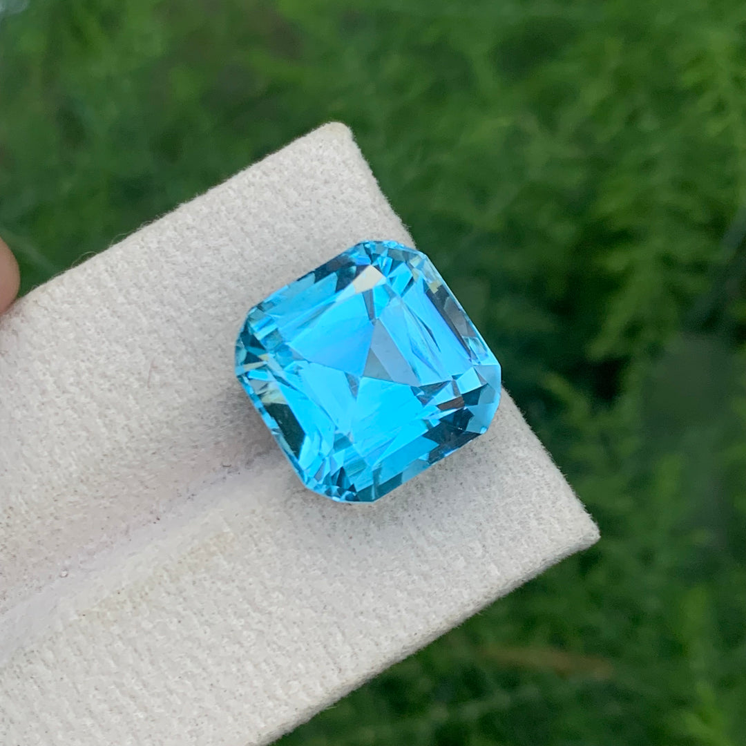 Sky Blue Topaz 14 Carats Loose Stone