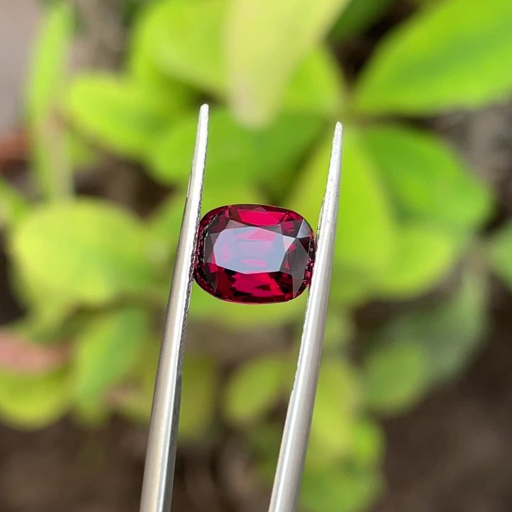 2.50 Carats Faceted Oval-Cut Rhodolite Garnet