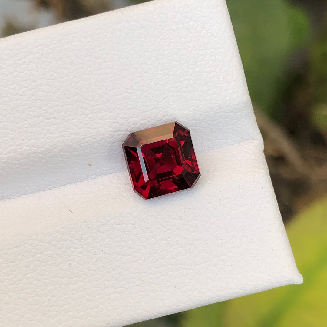 2.70 Carats Faceted African Rhodolite Garnet - Noble Gemstones®