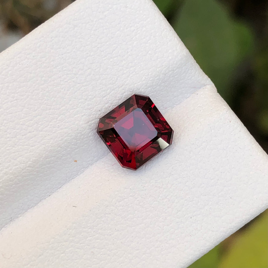 2.70 Carats Faceted African Rhodolite Garnet - Noble Gemstones®