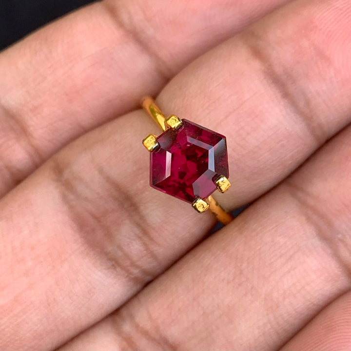 2.90 Carats Faceted Beautiful Semi-Precious Rhodolite Garnet