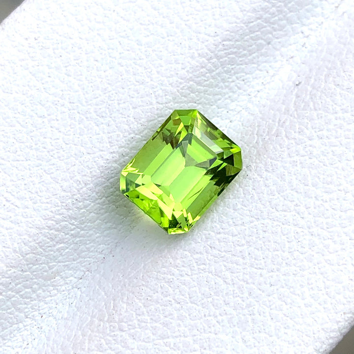 2.25 Carats Faceted Semi-Precious Peridot Gemstone