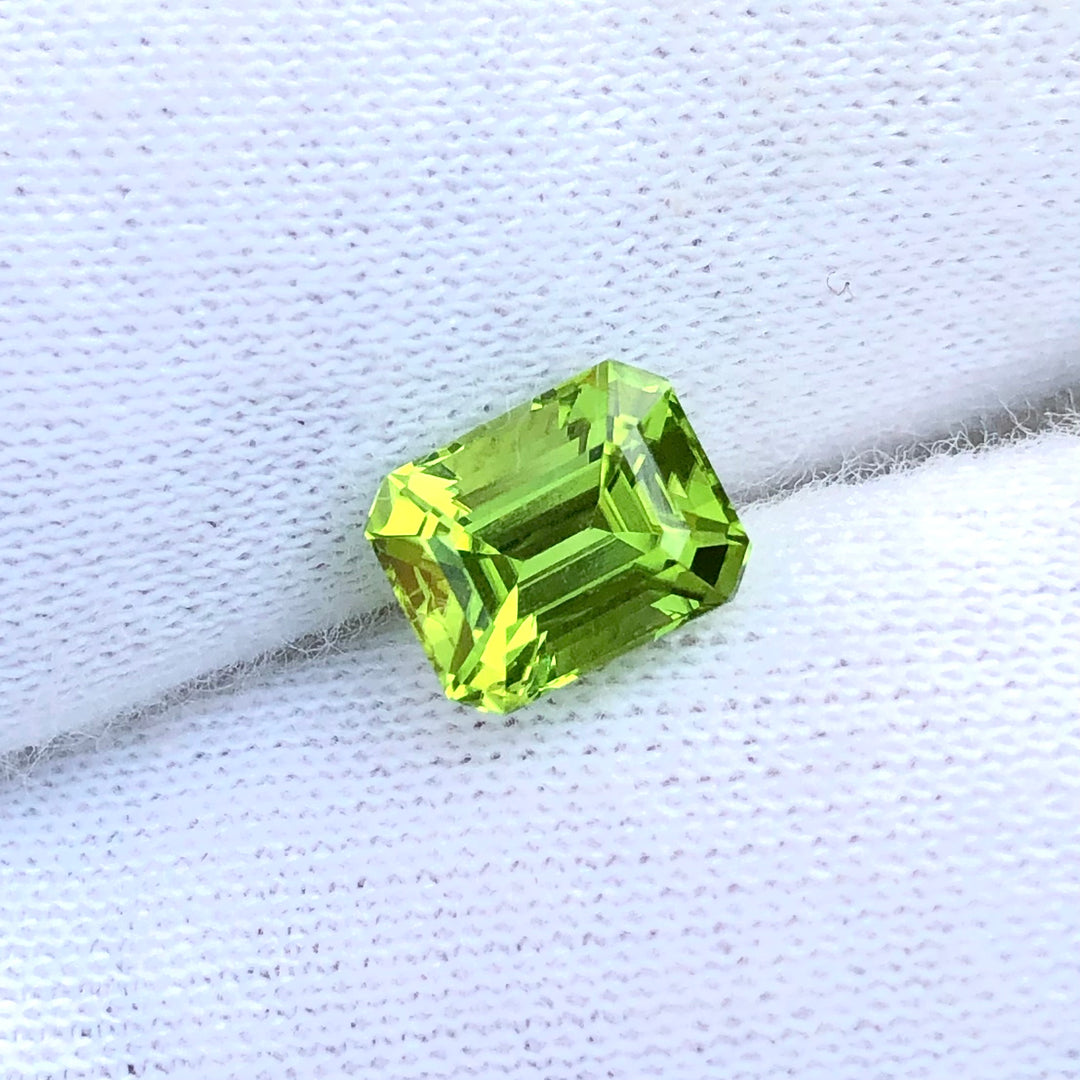 2.25 Carats Faceted Semi-Precious Peridot Gemstone