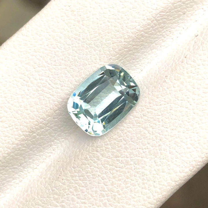 2.95 Carats Faceted Semi-Precious Aquamarine Gemstone