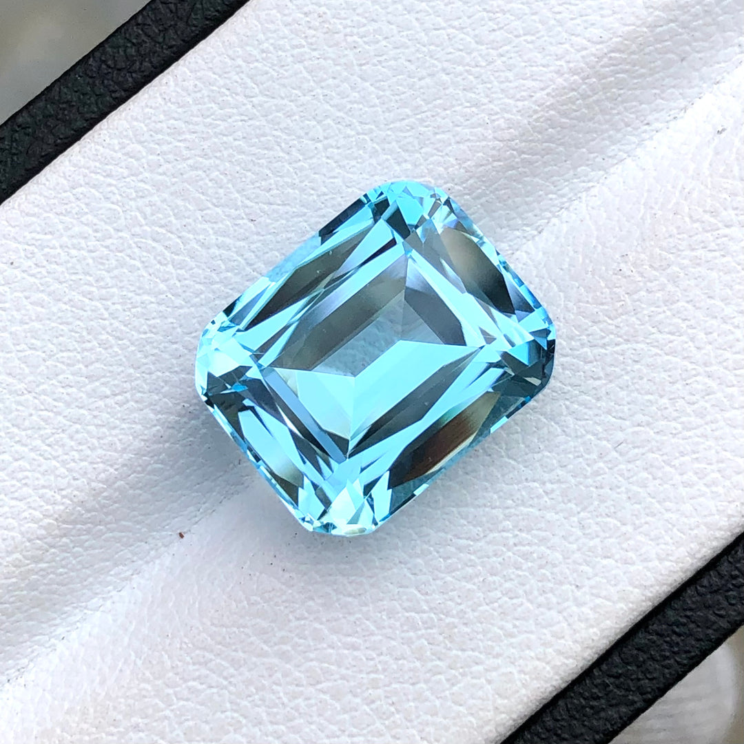 13.55 Carats Faceted Semi-Precious Blue Topaz Gemstone