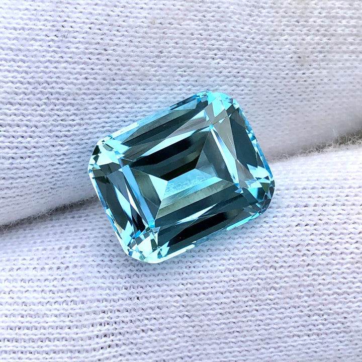 13.55 Carats Faceted Semi-Precious Blue Topaz Gemstone