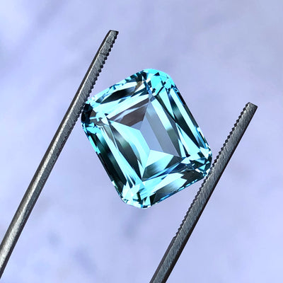 13.55 Carats Faceted Semi-Precious Blue Topaz Gemstone
