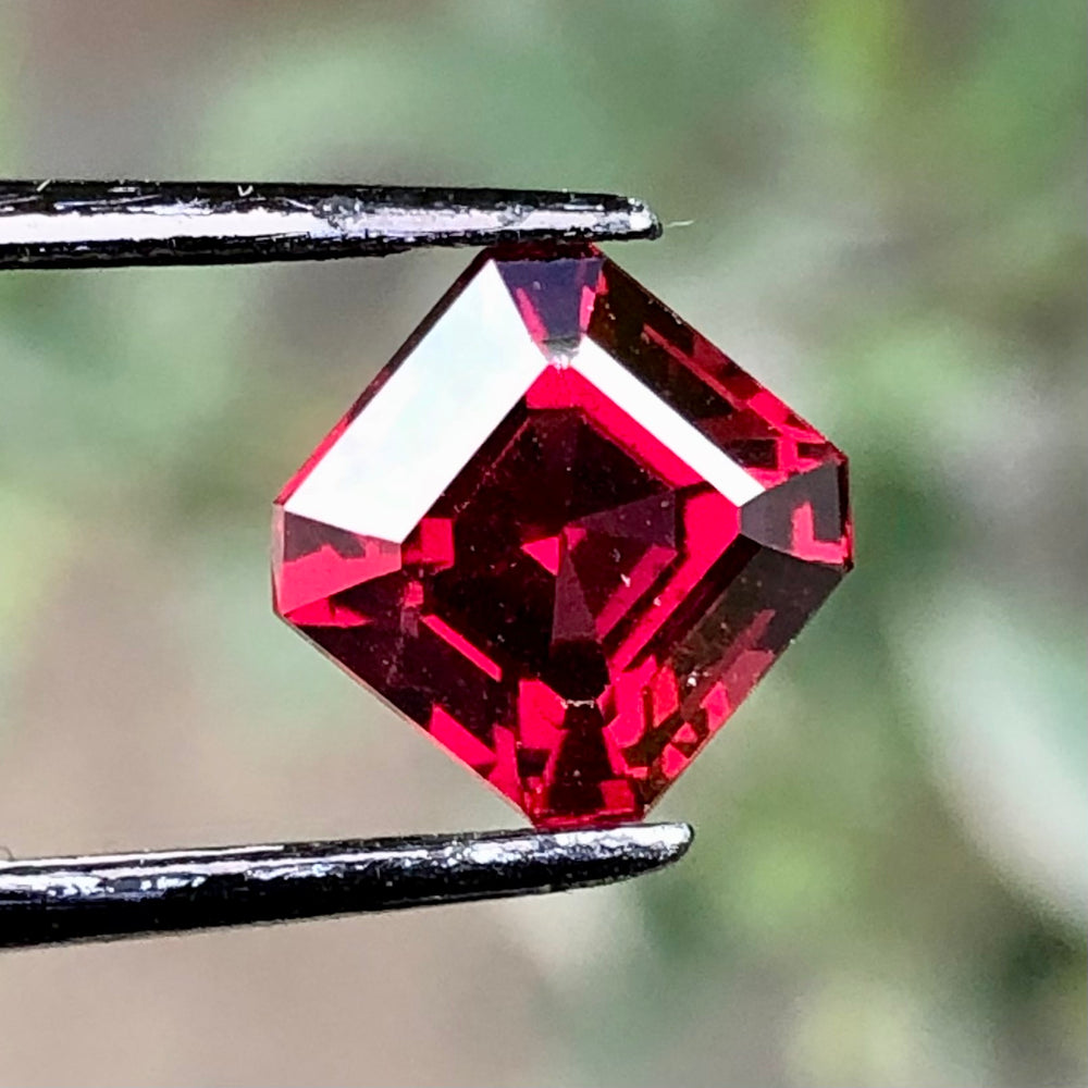 2.70 Carats Faceted Rhodolite Garnet - Noble Gemstones®