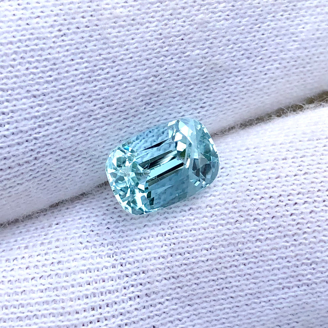 2.60 Carats Faceted Semi-Precious Aquamarine Gemstone