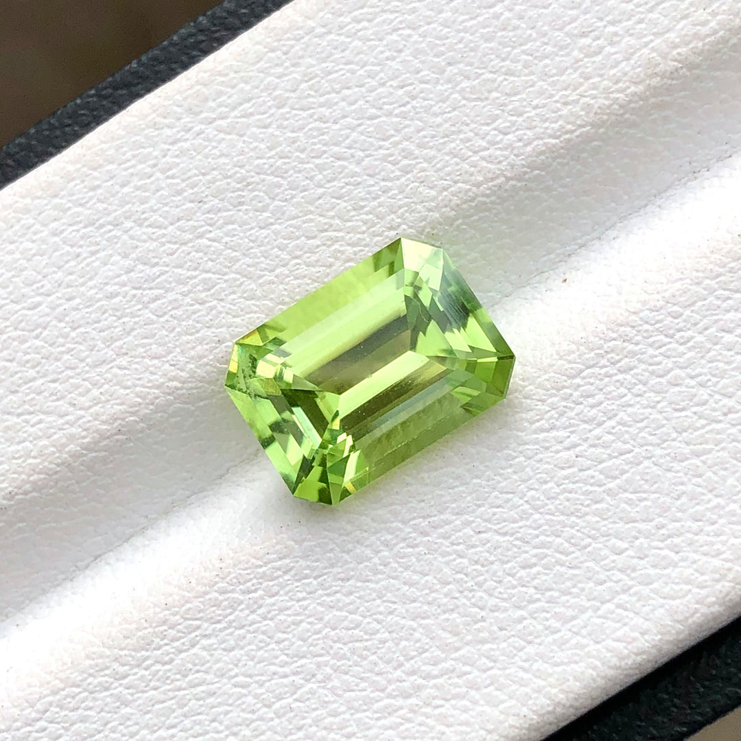 4.40 Carats Faceted Semi-Precious Peridot Gemstone