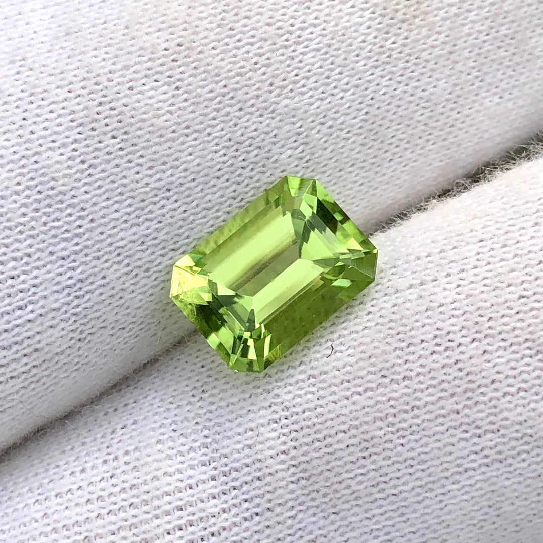 4.40 Carats Faceted Semi-Precious Peridot Gemstone