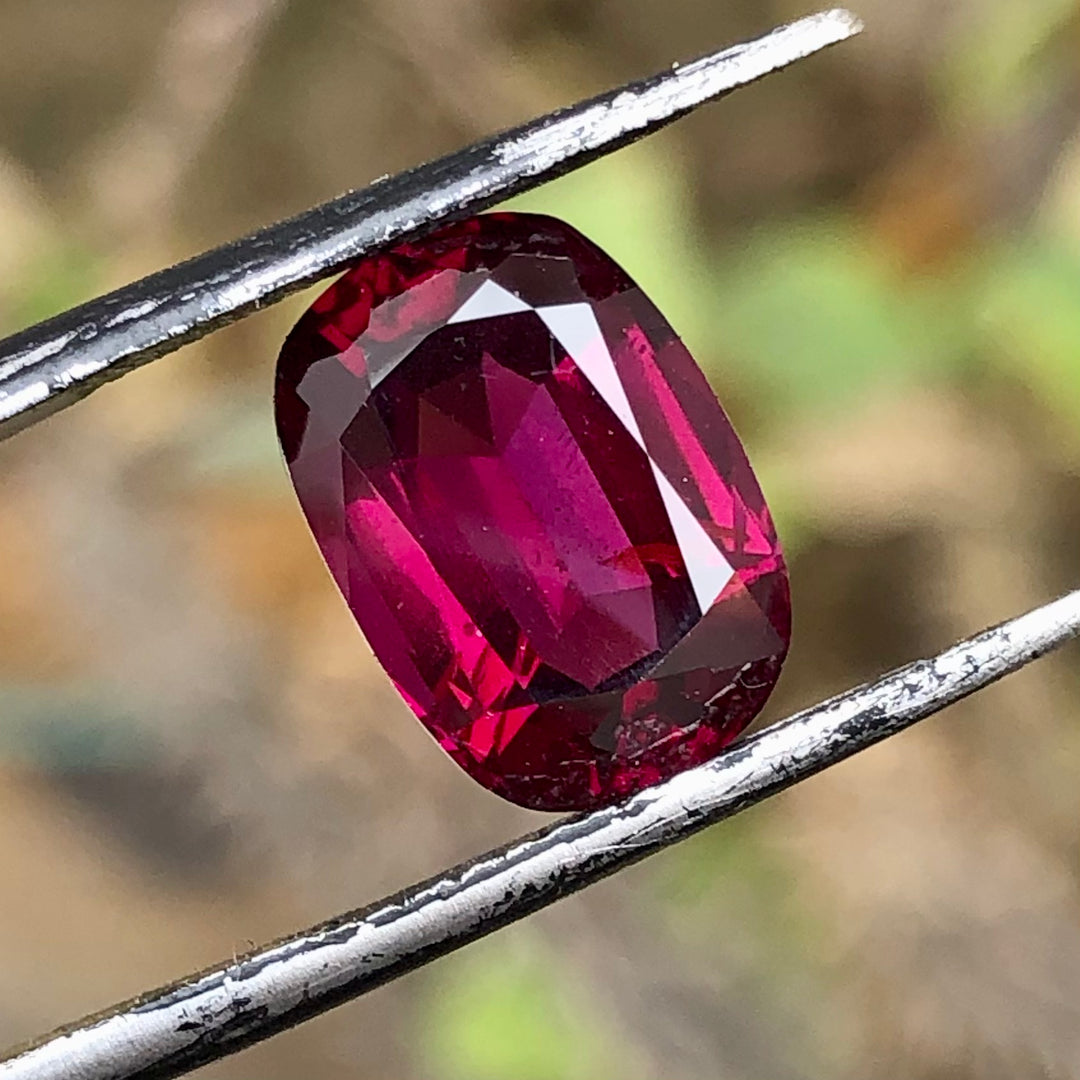 5.50 Carats Faceted Rhodolite Garnet - Noble Gemstones®