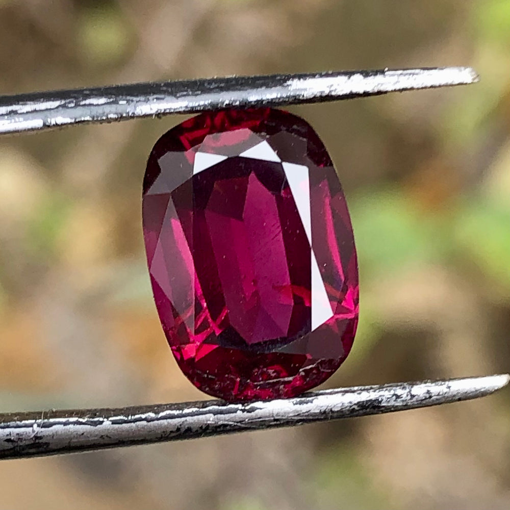 5.50 Carats Faceted Rhodolite Garnet - Noble Gemstones®