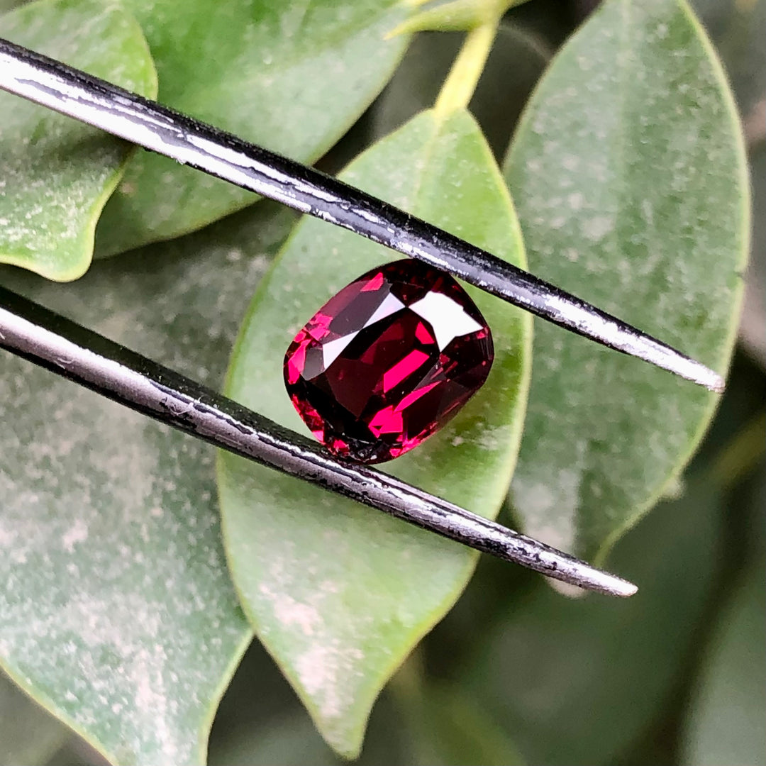 2.50 Carats Faceted Rhodolite Garnet - Noble Gemstones®