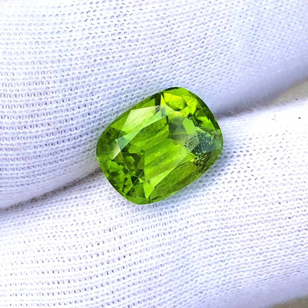 9.55 Carats Faceted Semi-Precious Peridot Stone