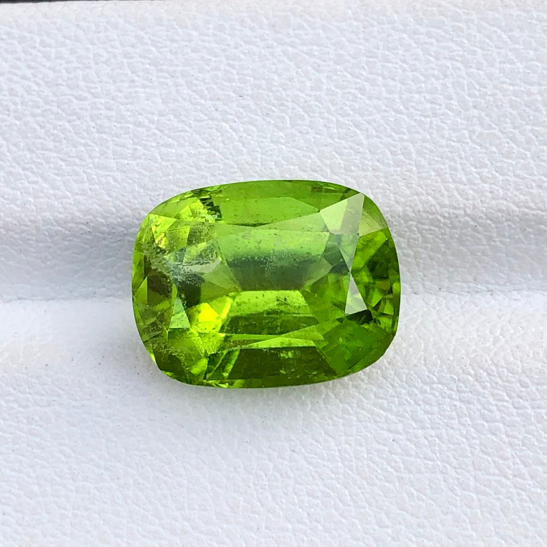 9.55 Carats Faceted Semi-Precious Peridot Stone