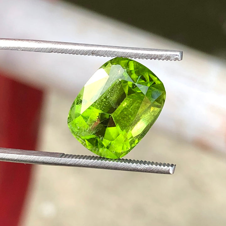 9.55 Carats Faceted Semi-Precious Peridot Stone