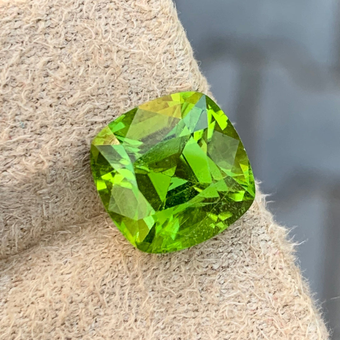 5.55 Carats Faceted Semi-Precious Peridot