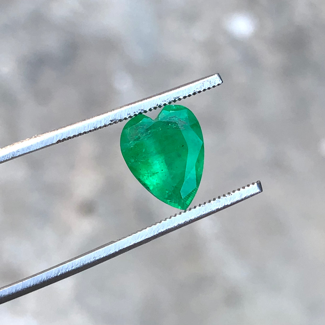 2.60 Carats Faceted Heart Shaped Emerald Semi-Precious Gemstone