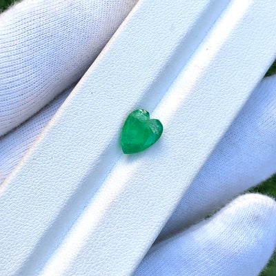 2.60 Carats Faceted Heart Shaped Emerald Semi-Precious Gemstone