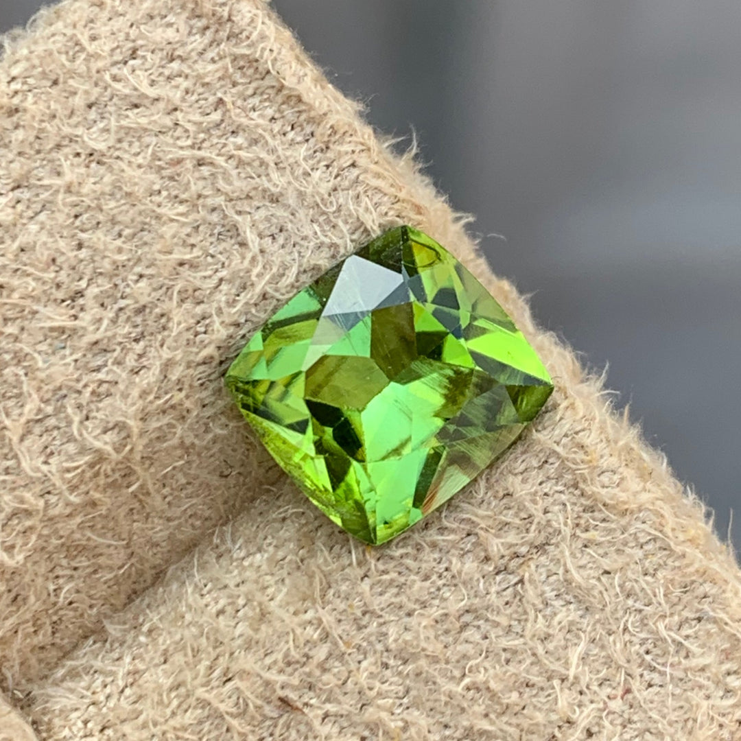 2.65 Carats Faceted Semi-Precious Peridot