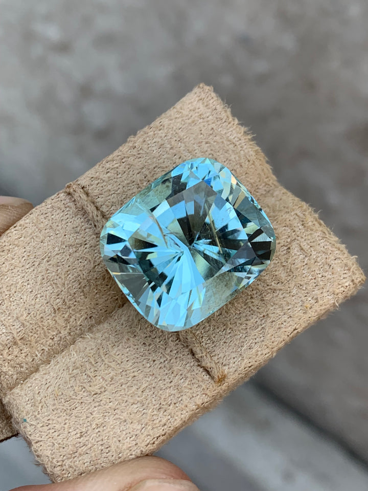 25.65 Carats Faceted Aquamarine For Sale