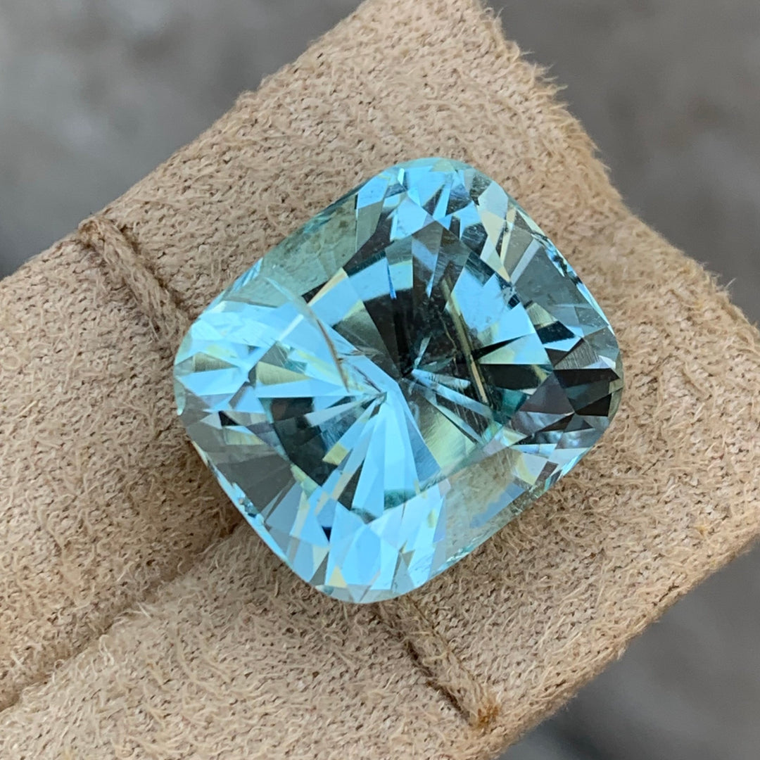 25.65 Carats Faceted Aquamarine For Sale