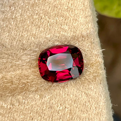 2.50 Carats Faceted Oval-Cut Rhodolite Garnet - Noble Gemstones®