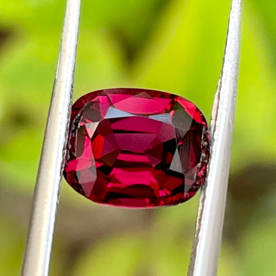 2.50 Carats Faceted Oval-Cut Rhodolite Garnet - Noble Gemstones®