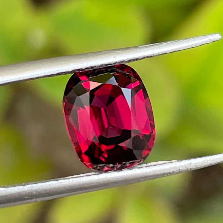 2.50 Carats Faceted Oval-Cut Rhodolite Garnet - Noble Gemstones®