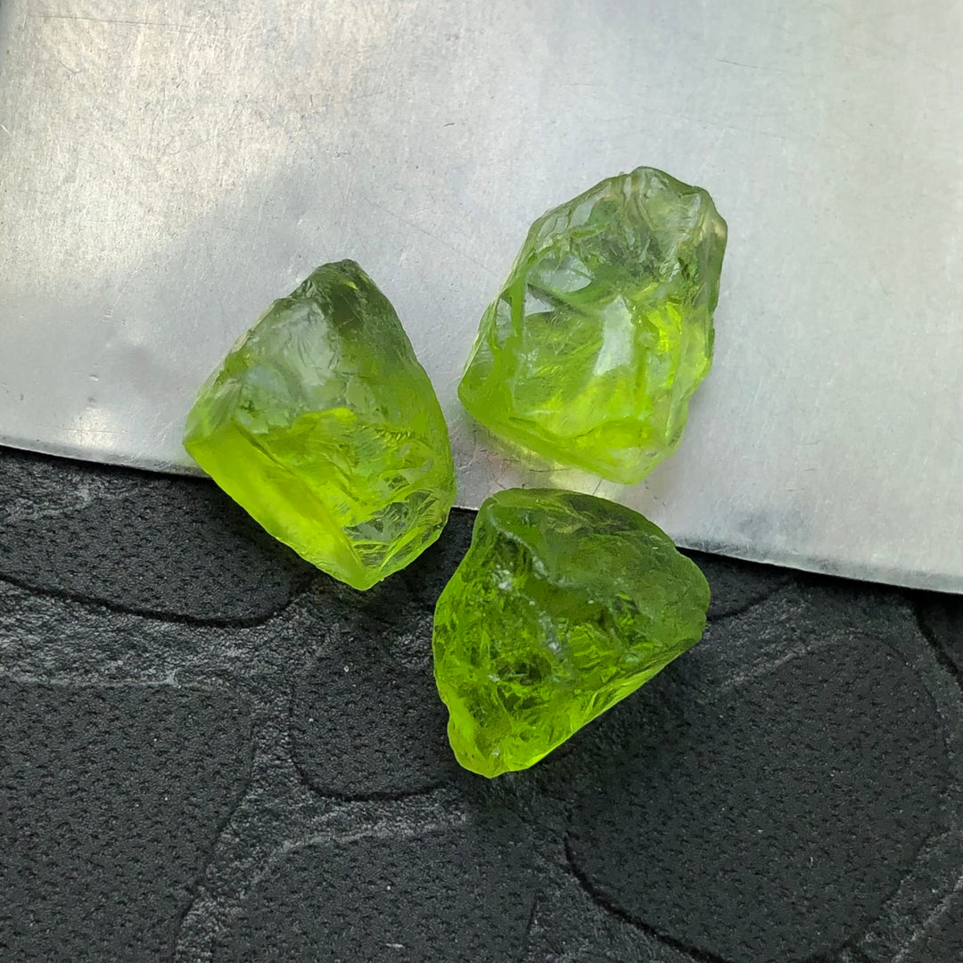 3.93 Grams Facet Rough Apple Greenish Peridots For Sale