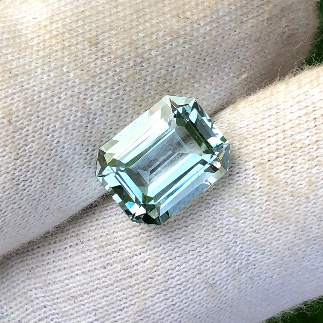 5.70 Carats Faceted Semi-Precious Aquamarine