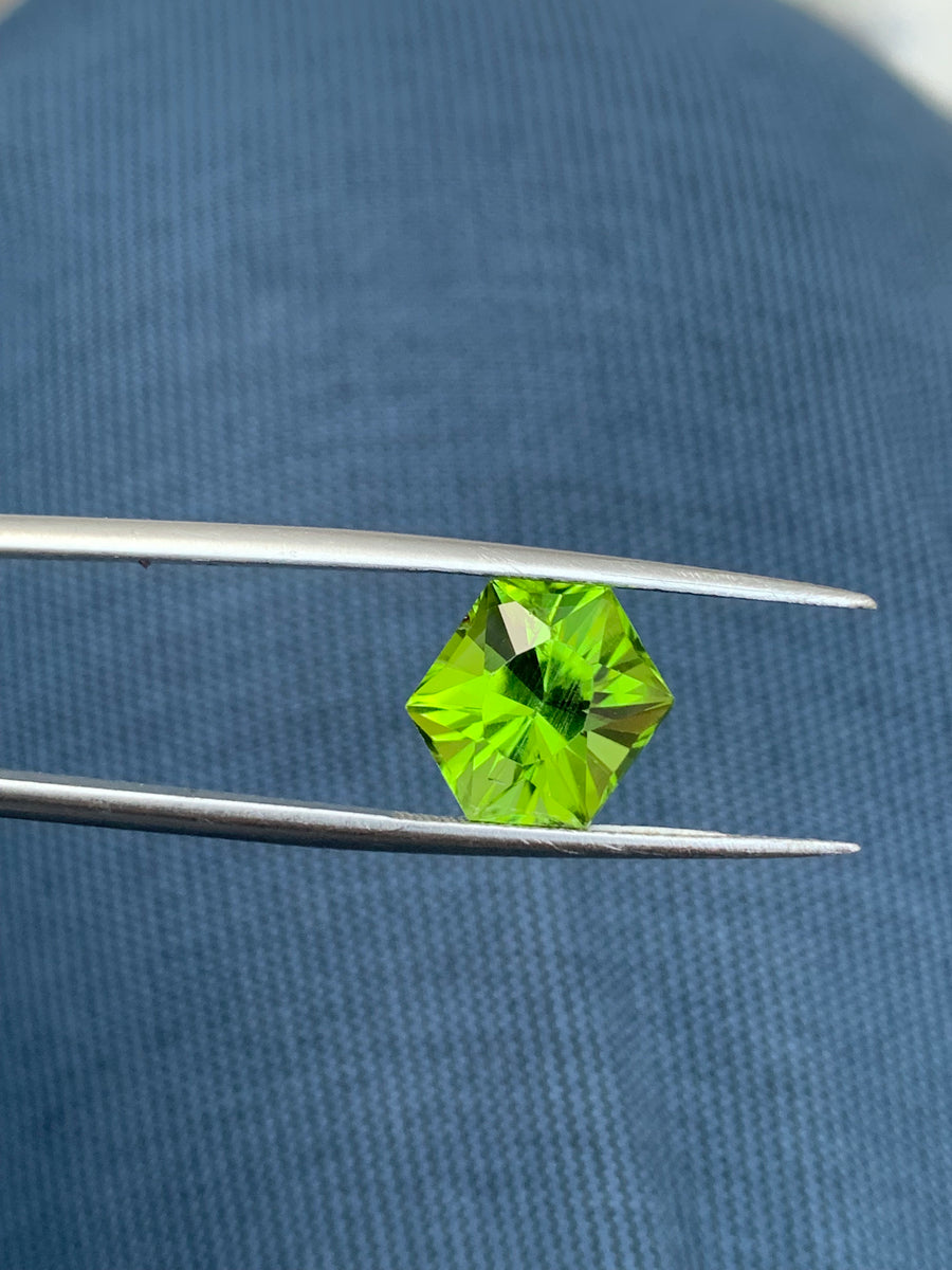 4.85 Carats Faceted Hexagon Peridot - Noble Gemstones®