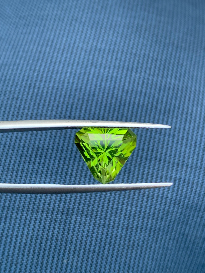 4.65 Carats Faceted Trillion Cut Peridot - Noble Gemstones®