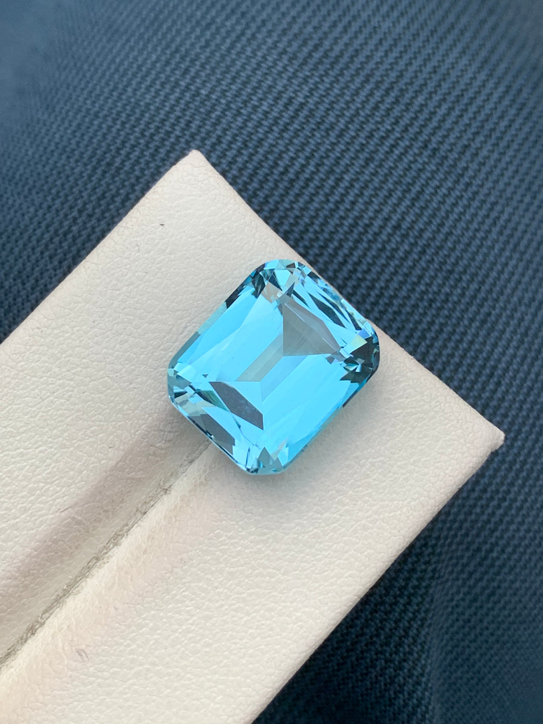 13.55 Carats Faceted Blue Topaz - Noble Gemstones®