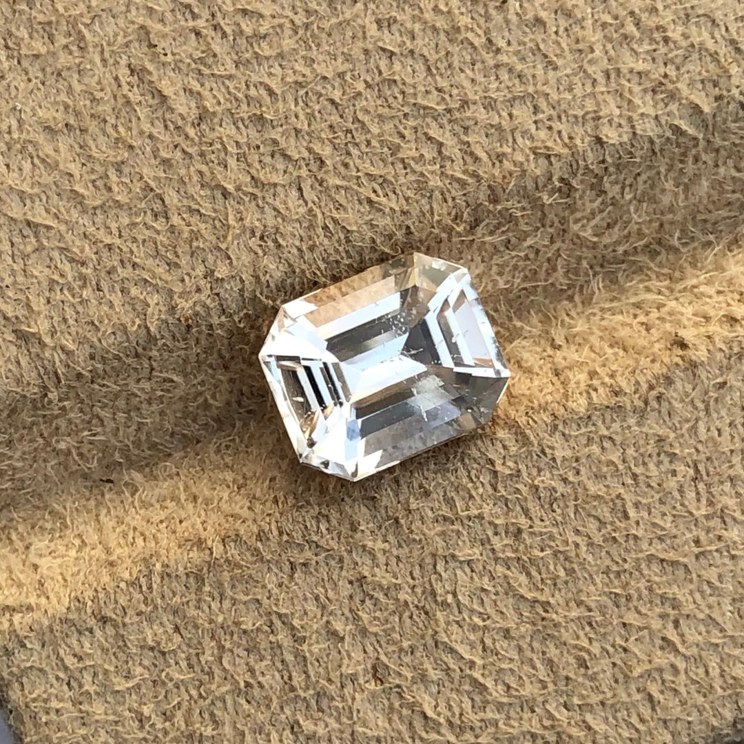 4.10 Carats Faceted Semi-Precious White Topaz Gemstone