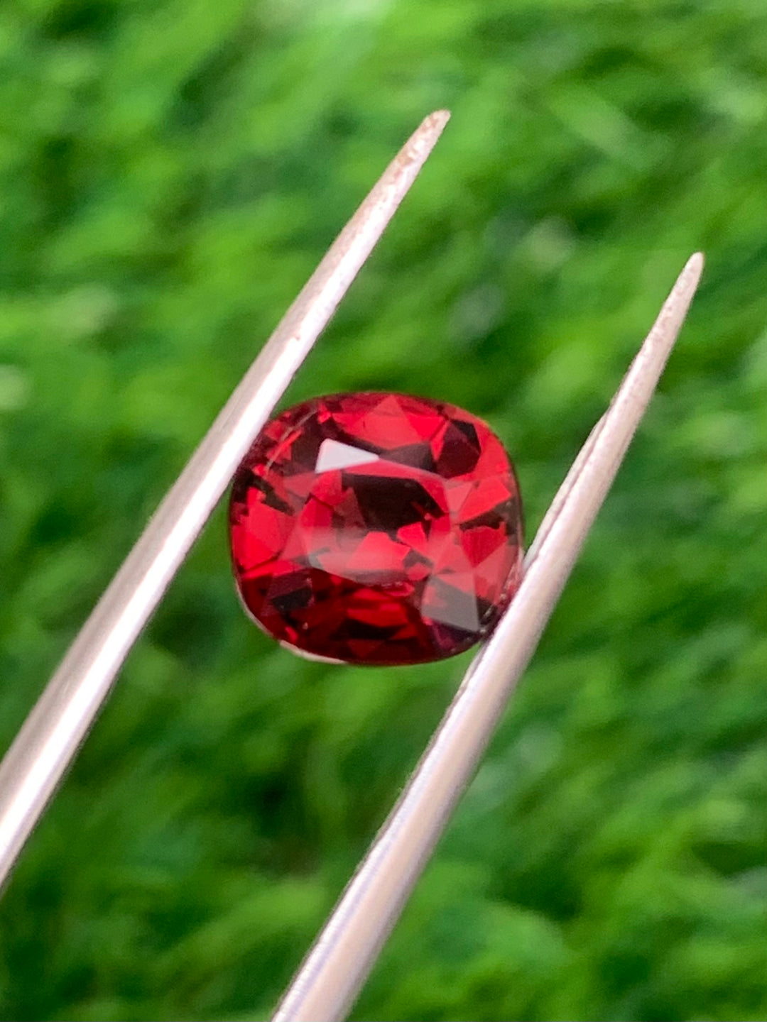 3 Carats Faceted African Rhodolite Garnet - Noble Gemstones®