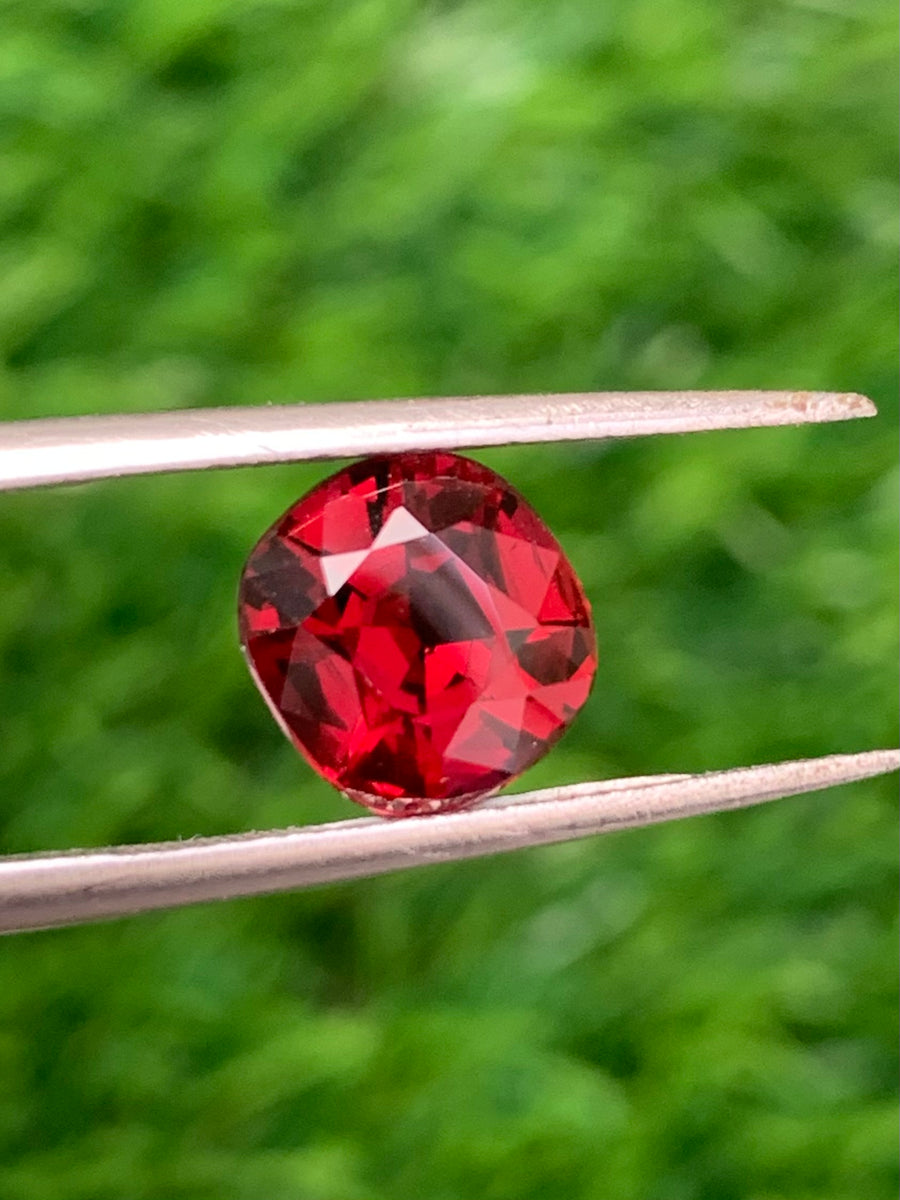 3 Carats Faceted African Rhodolite Garnet - Noble Gemstones®