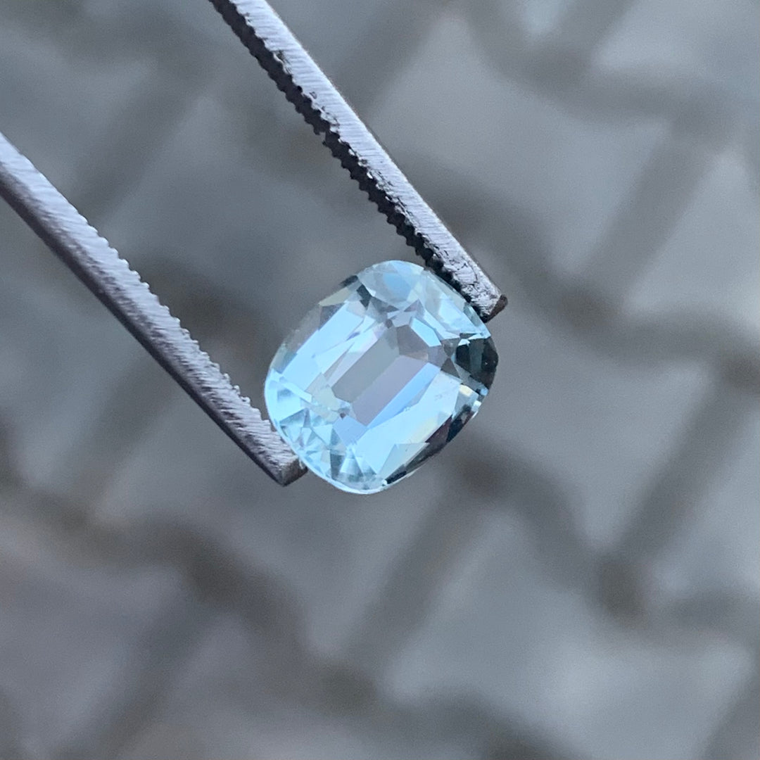 1.60 Carats Faceted Aquamarine For Sale