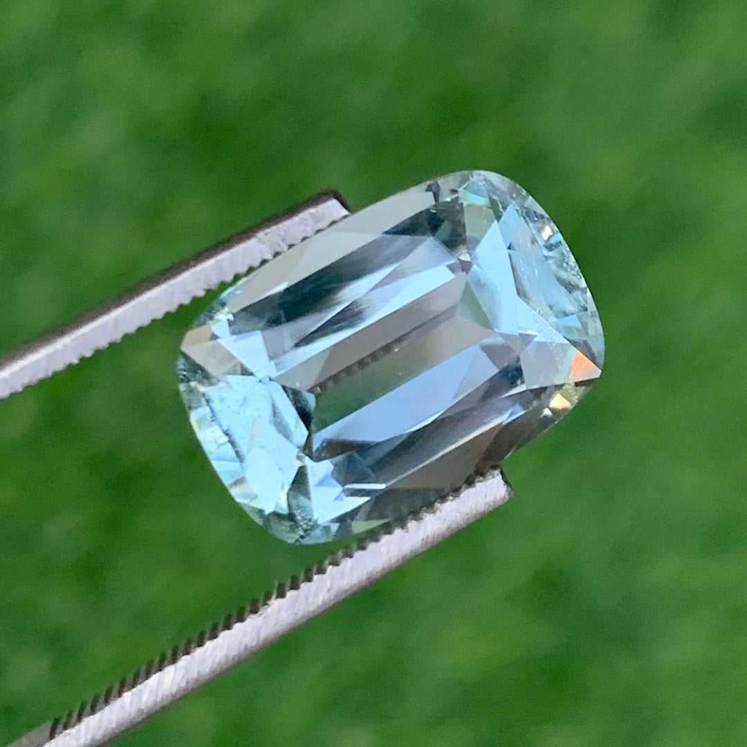 5.75 Carats Faceted Aquamarine For Sale