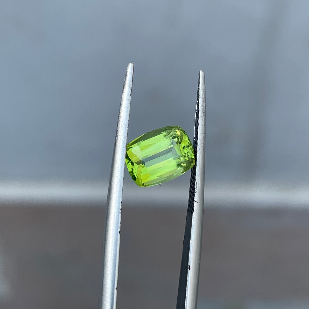 2 Carats Faceted Peridot - Noble Gemstones®