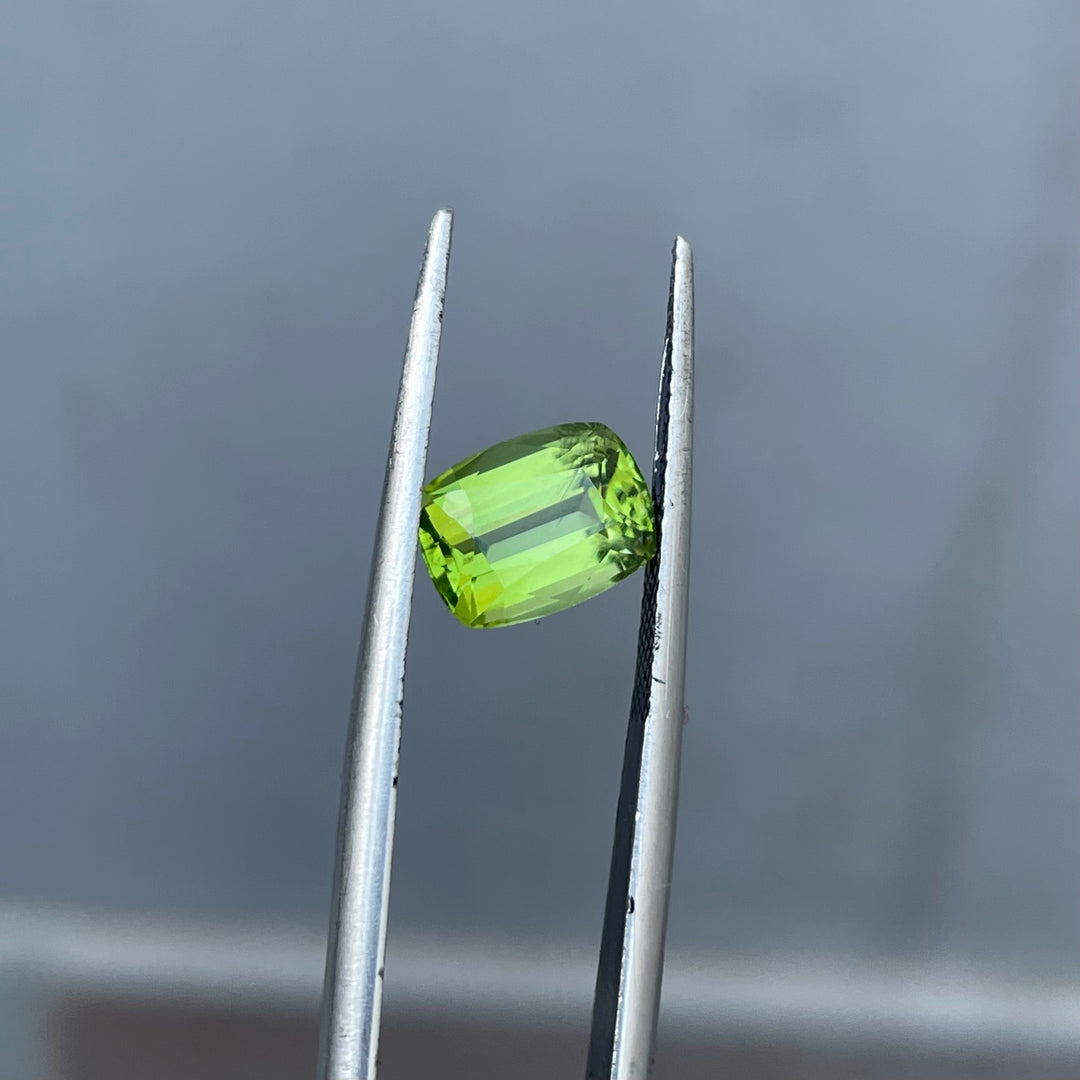 2 Carats Faceted Peridot - Noble Gemstones®