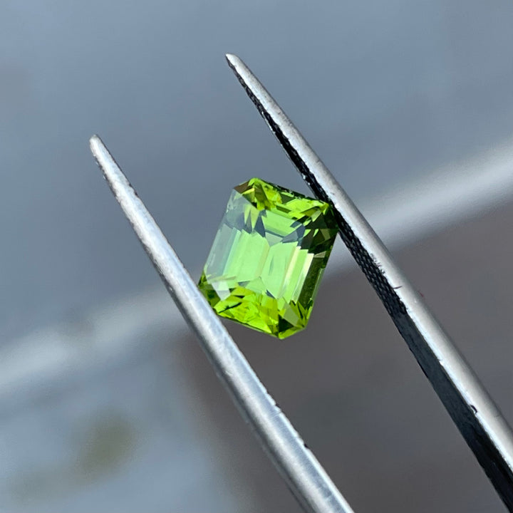 2.25 Carats Faceted Peridot - Noble Gemstones®