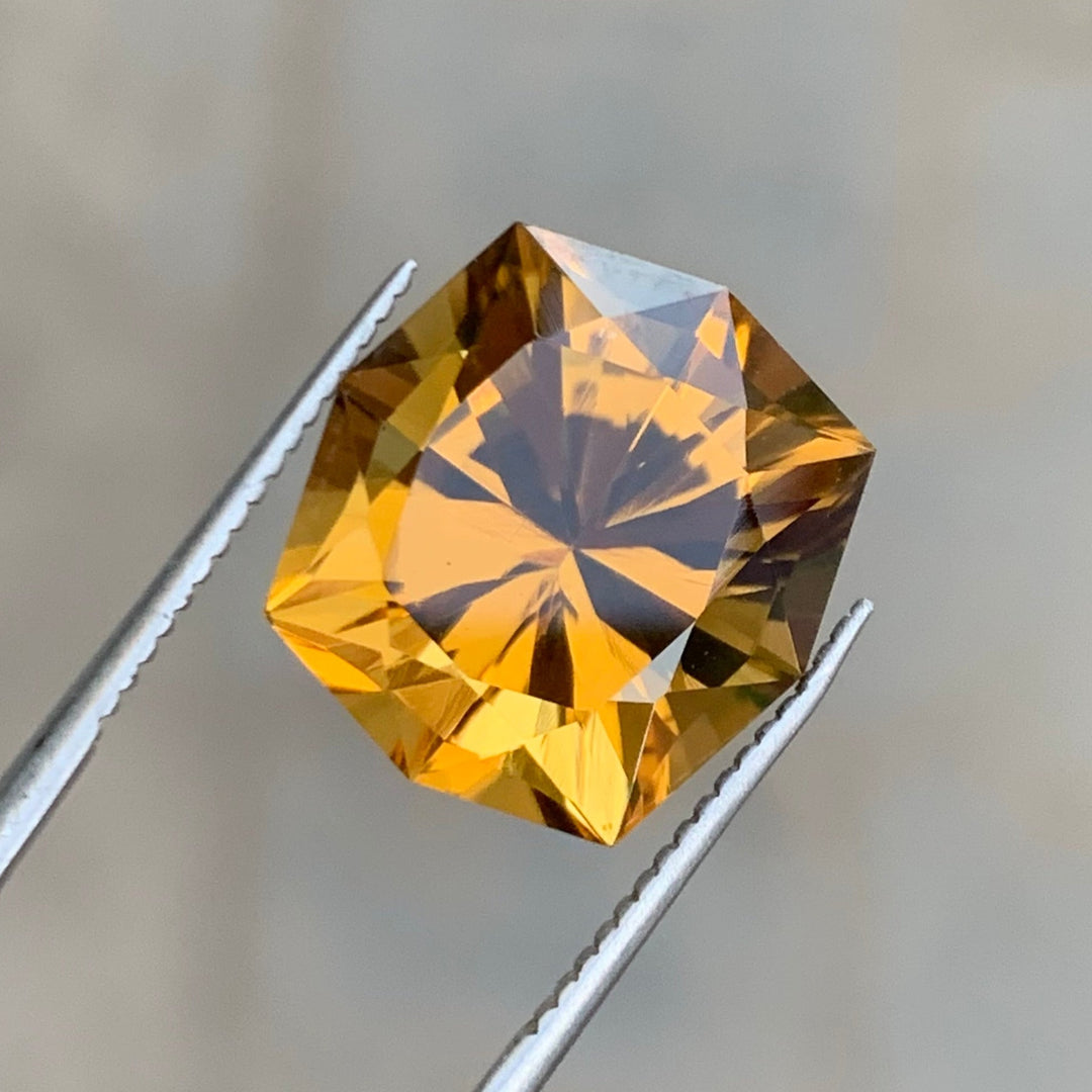 9.5 Carats Faceted Semi-Precious Golden Citrine