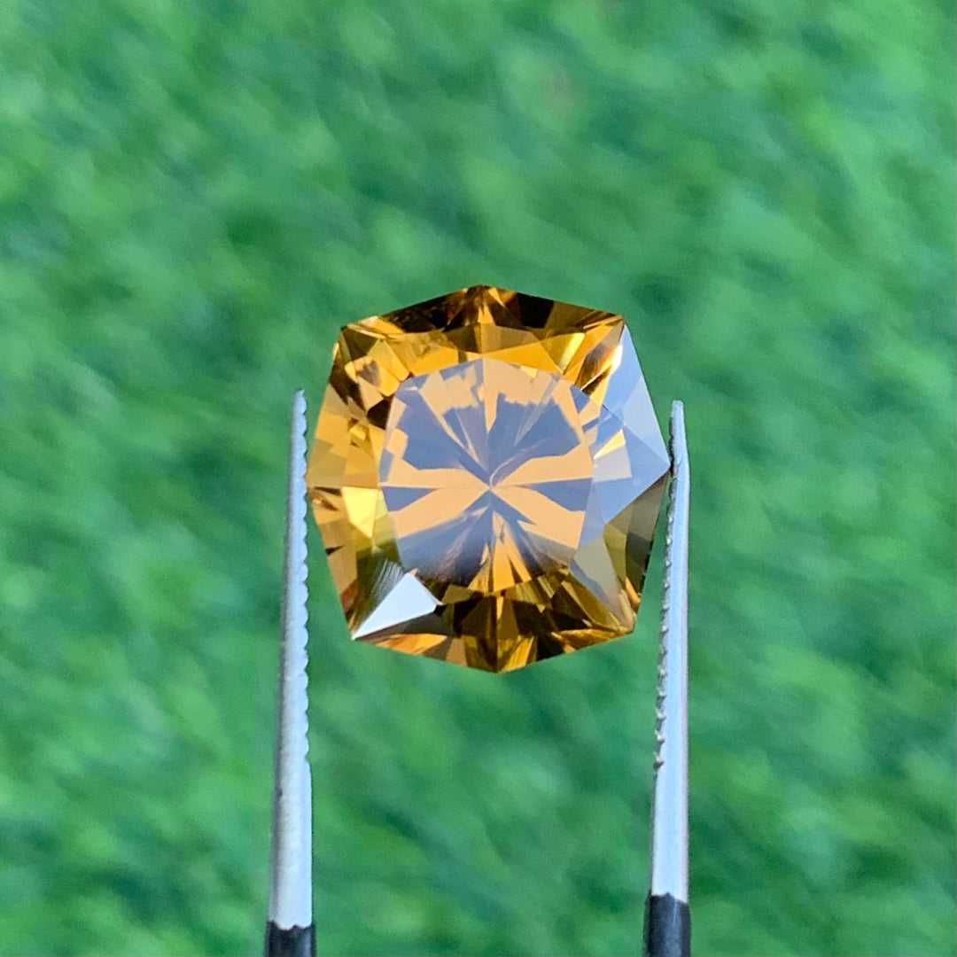 9.5 Carats Faceted Semi-Precious Golden Citrine