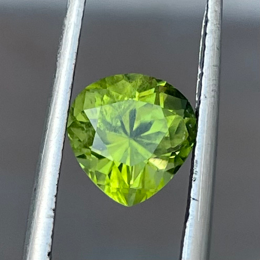 2 Carats Faceted Peridot - Noble Gemstones®